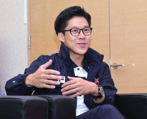 皇冠足球网_霍启刚:我敢不疼老婆吗?那可是拿3000亿继承权换的皇冠足球网!