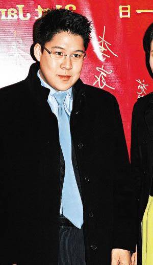 皇冠足球网_霍启刚:我敢不疼老婆吗?那可是拿3000亿继承权换的皇冠足球网!