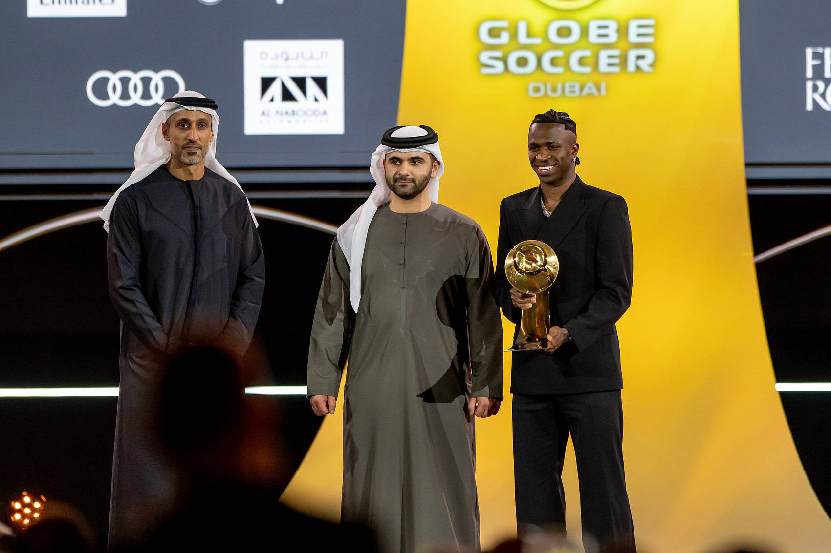 皇冠足球代理_击败罗德里皇冠足球代理!官方:维尼修斯当选2024环足奖年度最佳球员