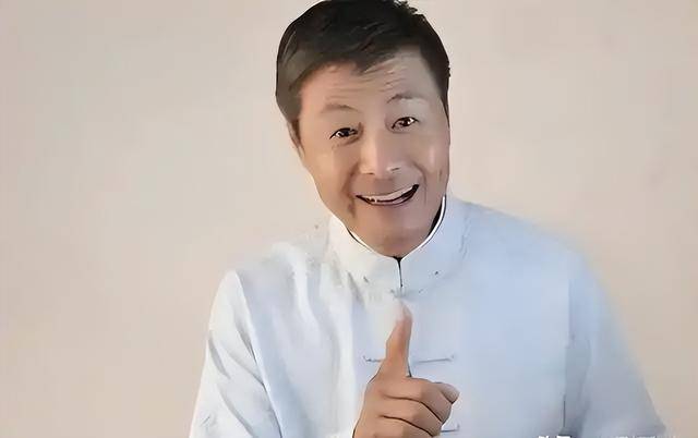 皇冠体育网_从相声奇才到“阶下囚”皇冠体育网,当红时抛下冯巩移居海外后,刘伟怎样了