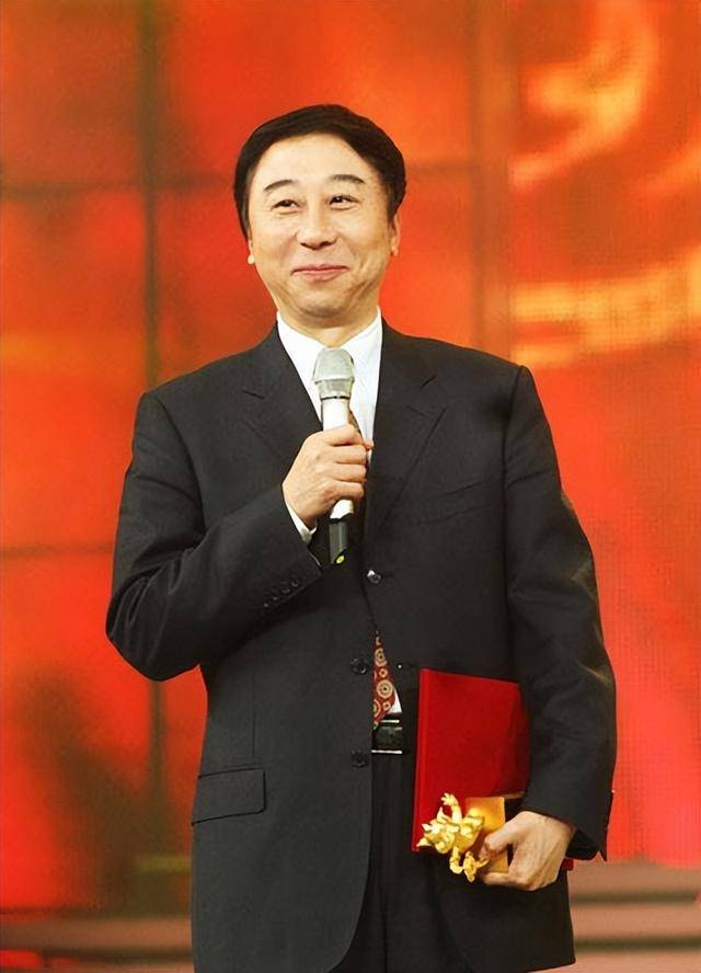 皇冠体育网_从相声奇才到“阶下囚”皇冠体育网,当红时抛下冯巩移居海外后,刘伟怎样了