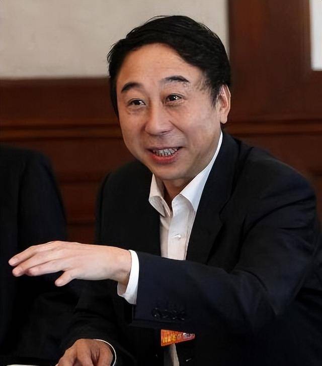 皇冠体育网_从相声奇才到“阶下囚”皇冠体育网,当红时抛下冯巩移居海外后,刘伟怎样了