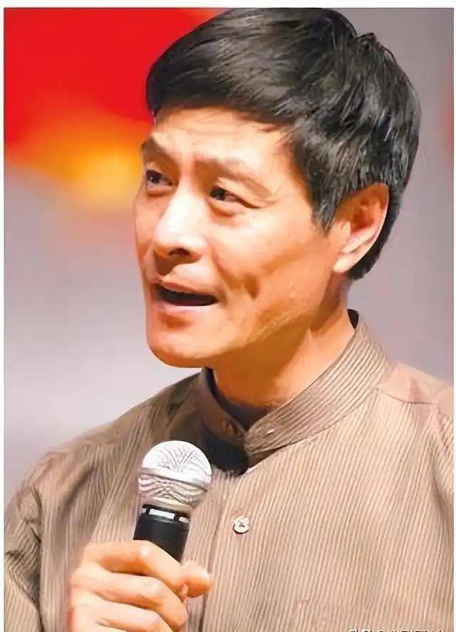 皇冠体育网_从相声奇才到“阶下囚”皇冠体育网,当红时抛下冯巩移居海外后,刘伟怎样了