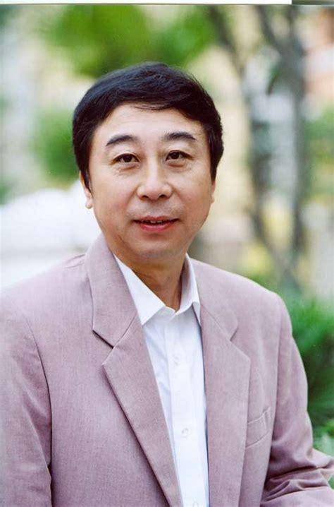 皇冠体育网_从相声奇才到“阶下囚”皇冠体育网,当红时抛下冯巩移居海外后,刘伟怎样了