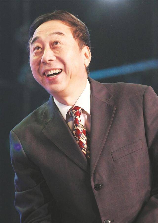 皇冠体育网_从相声奇才到“阶下囚”皇冠体育网,当红时抛下冯巩移居海外后,刘伟怎样了