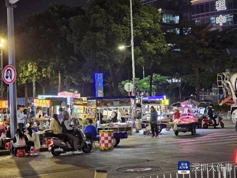 ag.hg0088皇冠_深圳一商圈50米40多个摊位ag.hg0088皇冠，还摆上机动车道！街道办：清理整治劝导