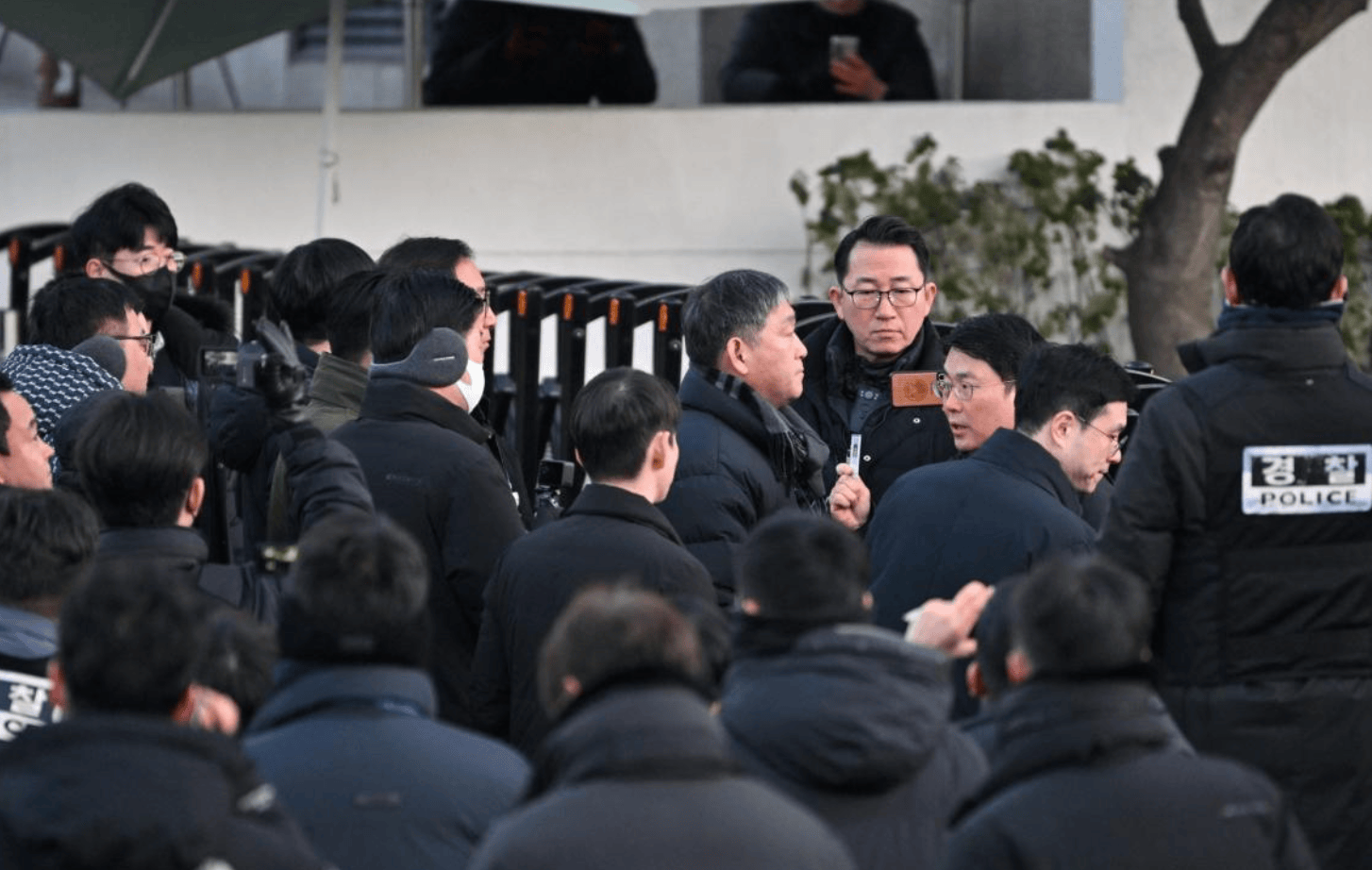 皇冠hg0088 开户_韩国公调处暂停执行对尹锡悦逮捕令:总统官邸内疑有军队“应援”皇冠hg0088 开户,若被逮捕会押往哪