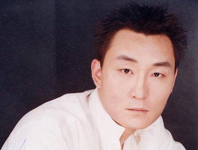 皇冠hga050_最熟悉的演员已离世!车祸车毁人亡皇冠hga050,妻子即将生产,孩子没了爸爸