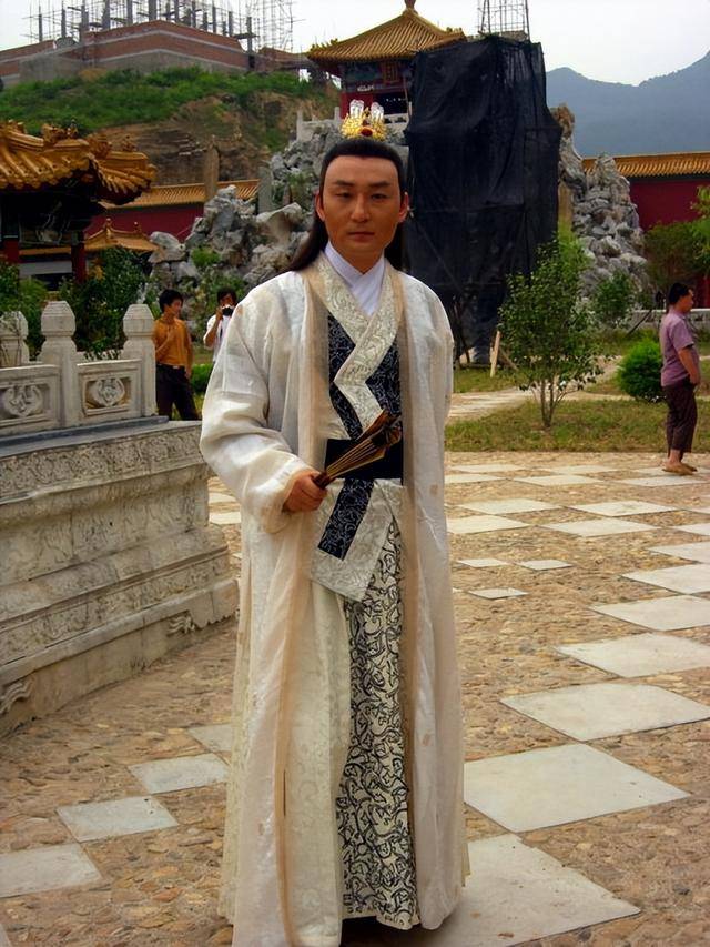 皇冠hga050_最熟悉的演员已离世!车祸车毁人亡皇冠hga050,妻子即将生产,孩子没了爸爸