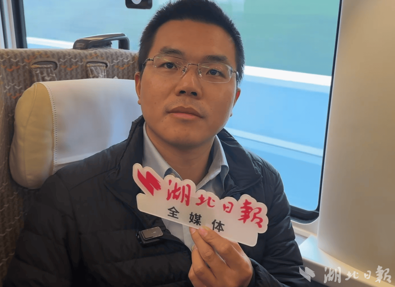 皇冠网开户_定居香港37年皇冠网开户,77岁的老武汉人提前三天行程 只为坐上首趟香港至武汉始发高铁