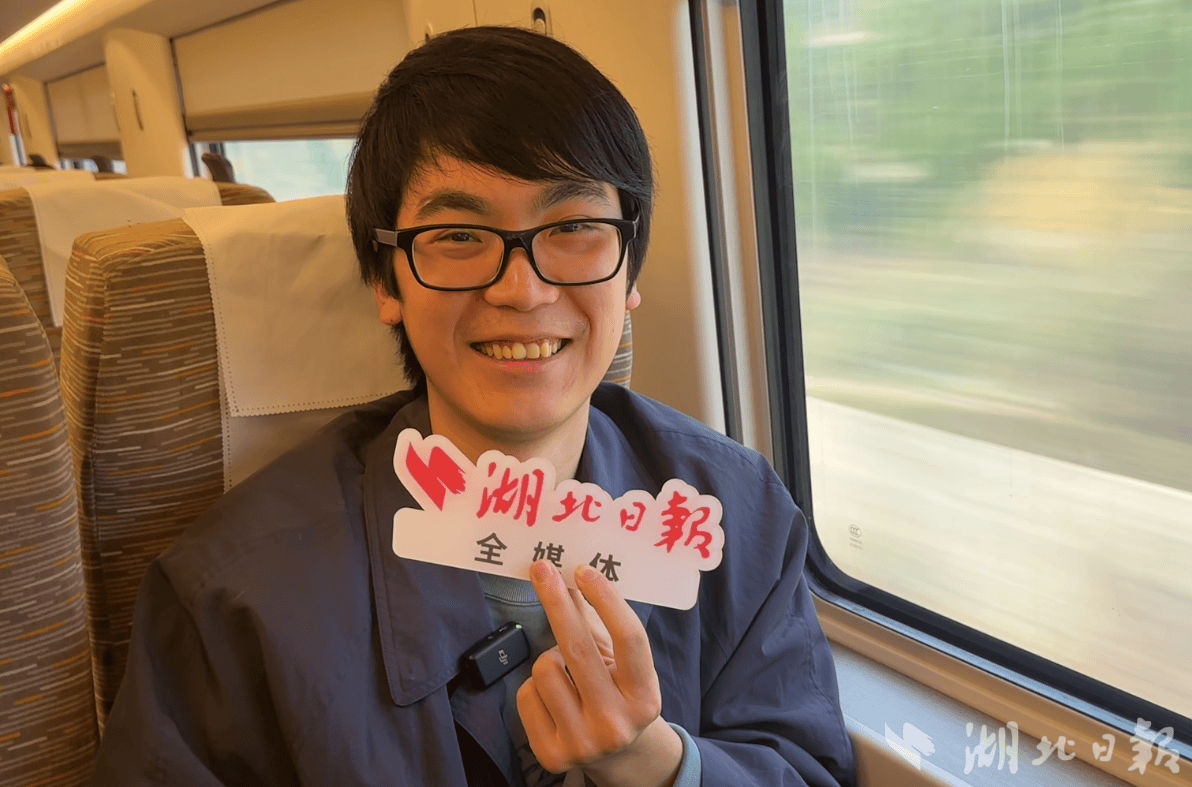 皇冠网开户_定居香港37年皇冠网开户,77岁的老武汉人提前三天行程 只为坐上首趟香港至武汉始发高铁