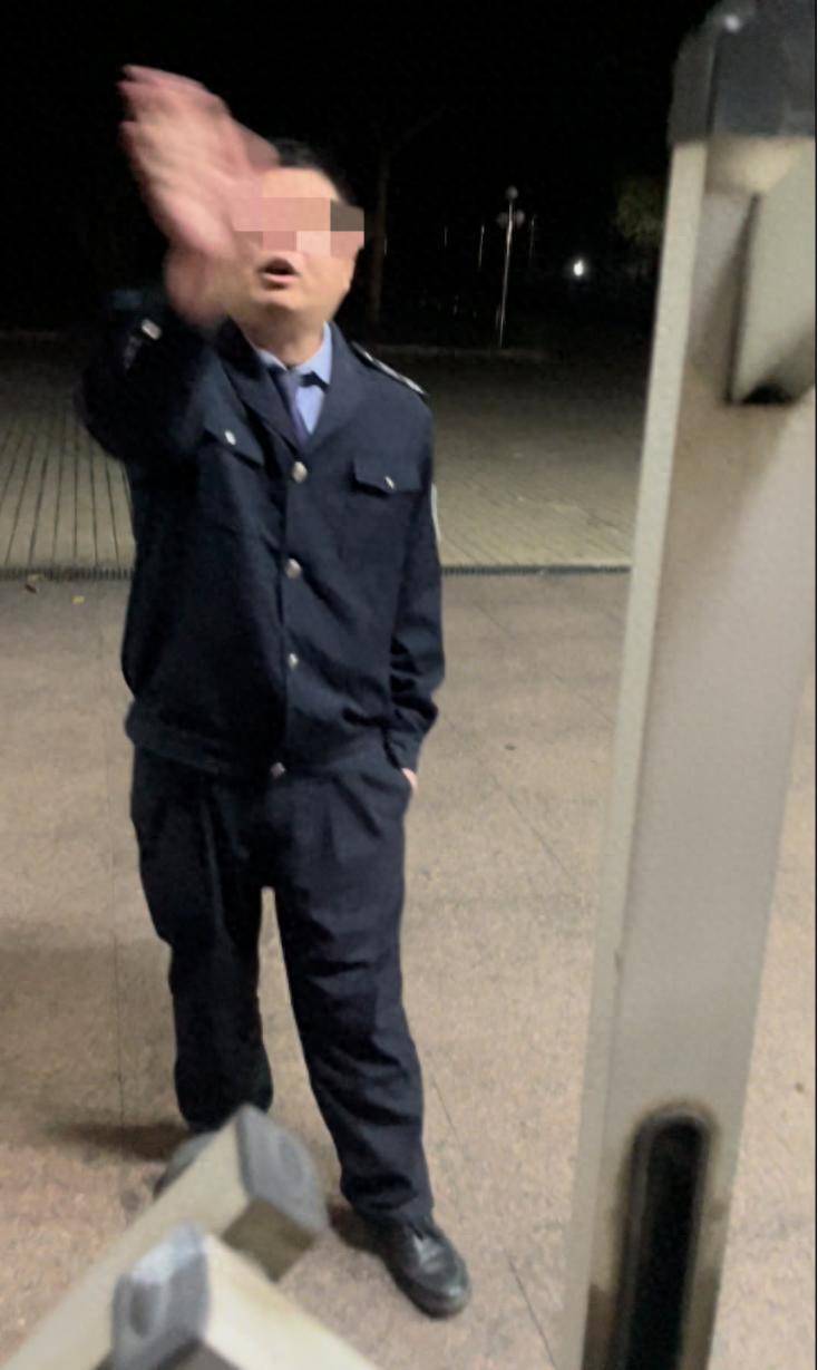 皇冠hga038注册_幼童半夜高烧39℃爸爸下单买退烧药皇冠hga038注册,疑说错地点自提时被保安阻拦1小时心急如焚,沟通中还被贴3张罚单