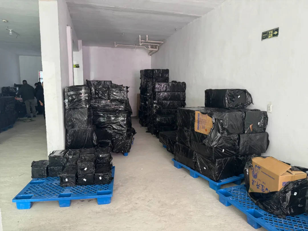 皇冠代理如何注册_杭州郑某家中突然被抓!465箱皇冠代理如何注册,密密麻麻……