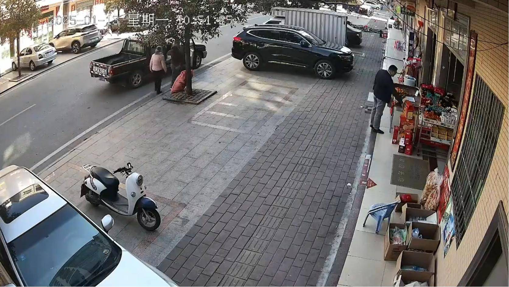 皇冠官网网址_执法人员被指“白拿”商户商品皇冠官网网址,反映人称已收到其付款;广东茂名沙院镇:整治出店经营无果,想“吓唬”商户