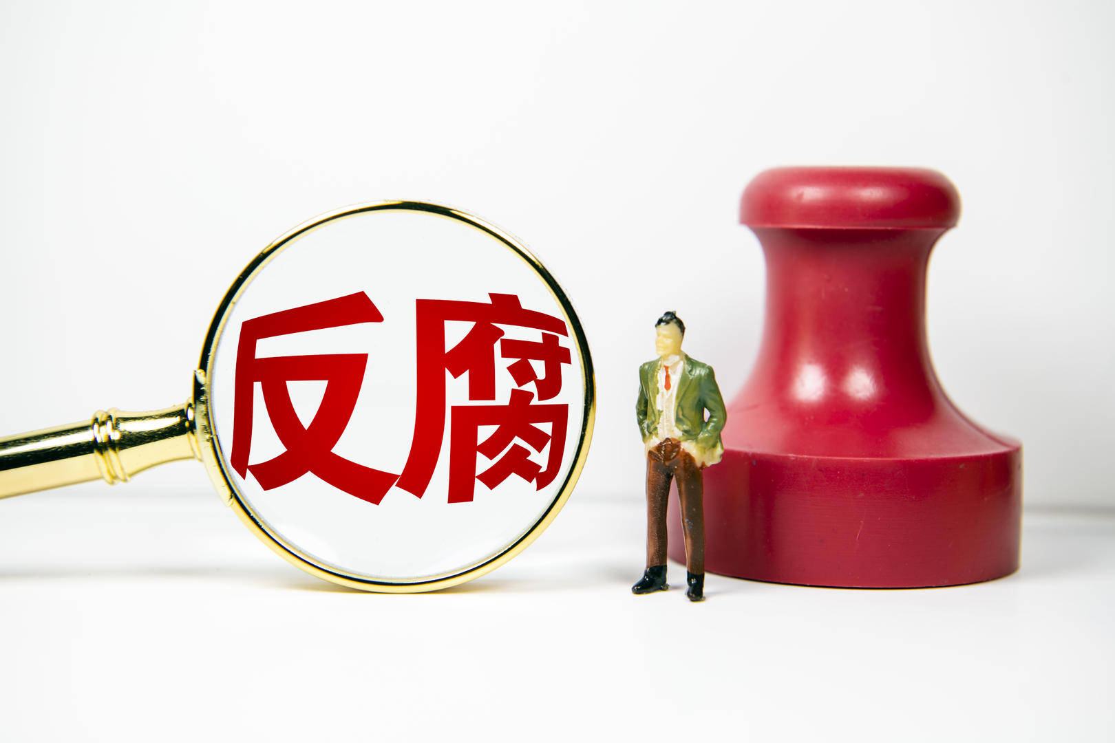 mos022皇冠登录_湖北两官员被“双开”mos022皇冠登录,通报均提到“追求低级趣味,非法收受巨额财物”