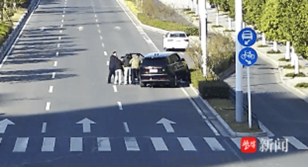 皇冠信用盘出租_太棒了皇冠信用盘出租!南京溧水一护士回家途中“顺手”救了个人