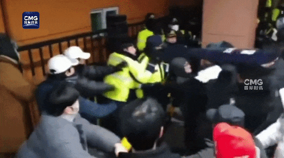 Hga039账号注册_换上囚服Hga039账号注册,完成嫌疑人拍照,尹锡悦正式进入拘留所!民意逆转?韩国执政党支持率实现反超