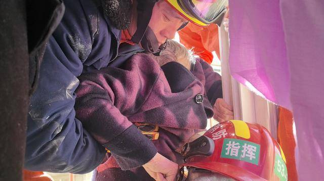 Hga039账号注册_惊险!北京西城一93岁老奶奶Hga039账号注册,卡在防盗窗里摇摇欲坠……