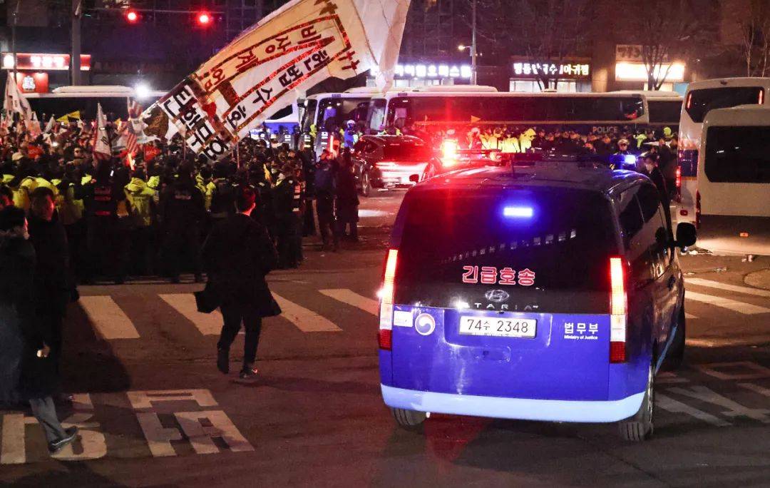 Hga039账号注册_换上囚服Hga039账号注册,完成嫌疑人拍照,尹锡悦正式进入拘留所!民意逆转?韩国执政党支持率实现反超