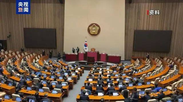 Hga039账号注册_换上囚服Hga039账号注册,完成嫌疑人拍照,尹锡悦正式进入拘留所!民意逆转?韩国执政党支持率实现反超