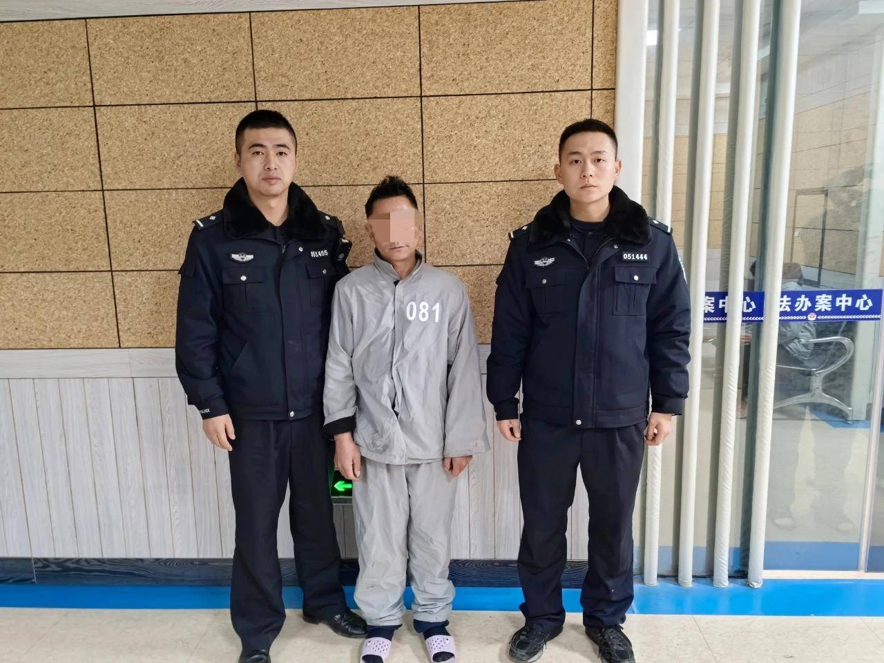 mos011网址_50岁男子酒后与同居女友起争执 警方接到报警mos011网址,一查他竟是潜逃28年的命案嫌疑人