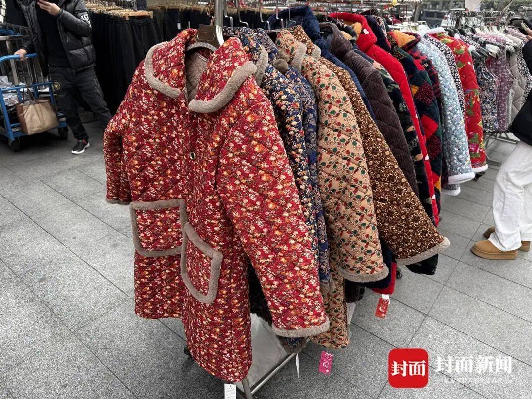 皇冠信用网出租_“四川省服”火了皇冠信用网出租!有店铺最高日售上百件
