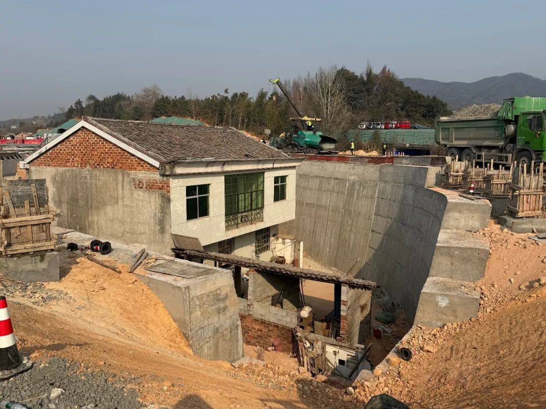 皇冠信用盘账号_江西“最强钉子户”所在公路即将通车皇冠信用盘账号!屋主发声:后悔没答应拆迁