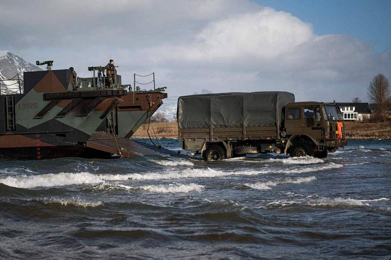 乌兹别克斯坦-西班牙_“动用核武”突响!北约迈出危险一步乌兹别克斯坦-西班牙,1万大军突然逼近,普京彻底怒了