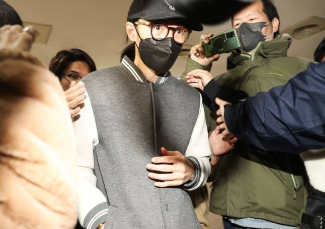 皇冠体育网_台媒:台北市“精舍命案”侦查终结皇冠体育网,台湾艺人李威等10余人被依伤害致死罪起诉