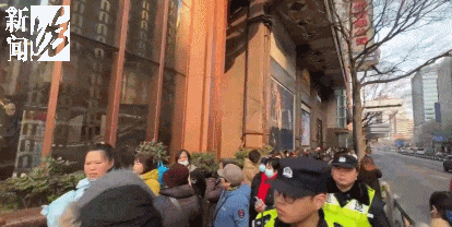 皇冠信用网注册开通_疯狂!上海人太能买皇冠信用网注册开通,凌晨开始抢购,现场大排长龙,有人一下花掉2万多元