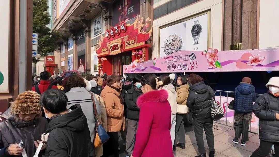 皇冠信用网注册开通_疯狂!上海人太能买皇冠信用网注册开通,凌晨开始抢购,现场大排长龙,有人一下花掉2万多元