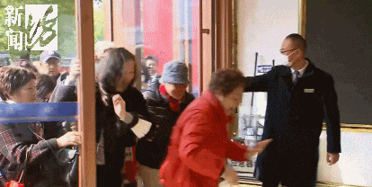 皇冠信用网注册开通_疯狂!上海人太能买皇冠信用网注册开通,凌晨开始抢购,现场大排长龙,有人一下花掉2万多元