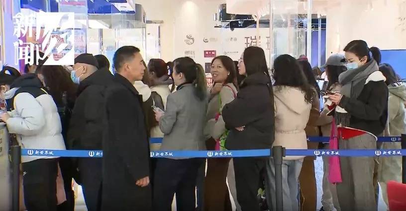 皇冠信用网注册开通_疯狂!上海人太能买皇冠信用网注册开通,凌晨开始抢购,现场大排长龙,有人一下花掉2万多元