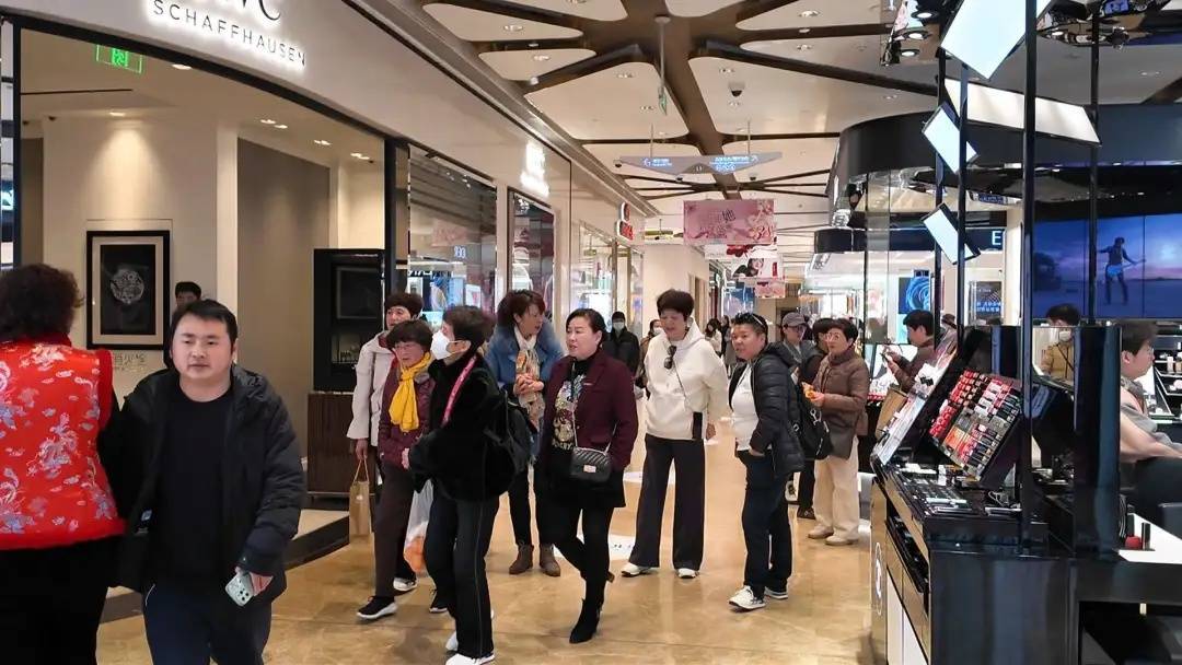 皇冠信用网注册开通_疯狂!上海人太能买皇冠信用网注册开通,凌晨开始抢购,现场大排长龙,有人一下花掉2万多元