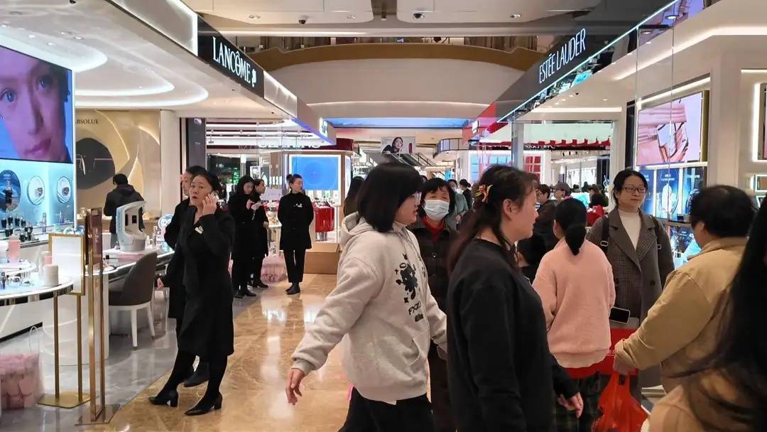 皇冠信用网注册开通_疯狂!上海人太能买皇冠信用网注册开通,凌晨开始抢购,现场大排长龙,有人一下花掉2万多元