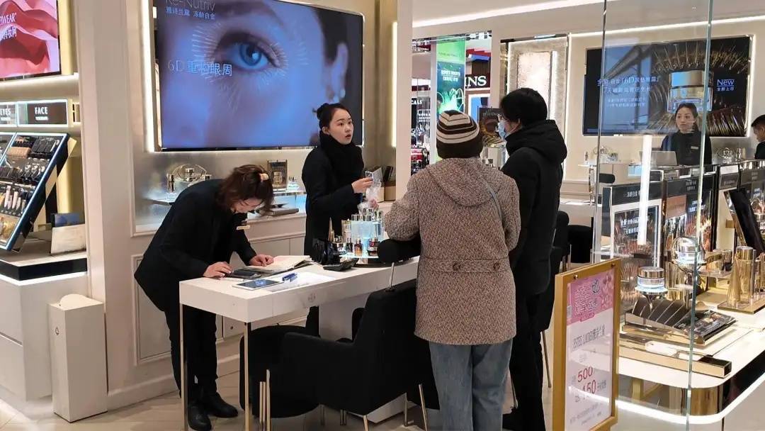 皇冠信用网注册开通_疯狂!上海人太能买皇冠信用网注册开通,凌晨开始抢购,现场大排长龙,有人一下花掉2万多元