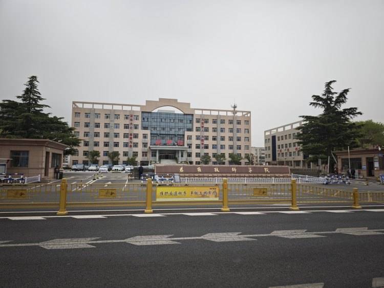 hga030注册
_山东一任教31年教师临近退休突遭解聘hga030注册
,学校回应