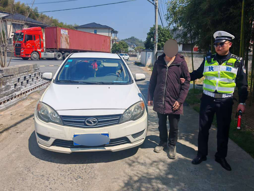 介绍个皇冠信用网网址
_儿子胆大介绍个皇冠信用网网址
,老子心大,杭州一对父子双双被交警拦下