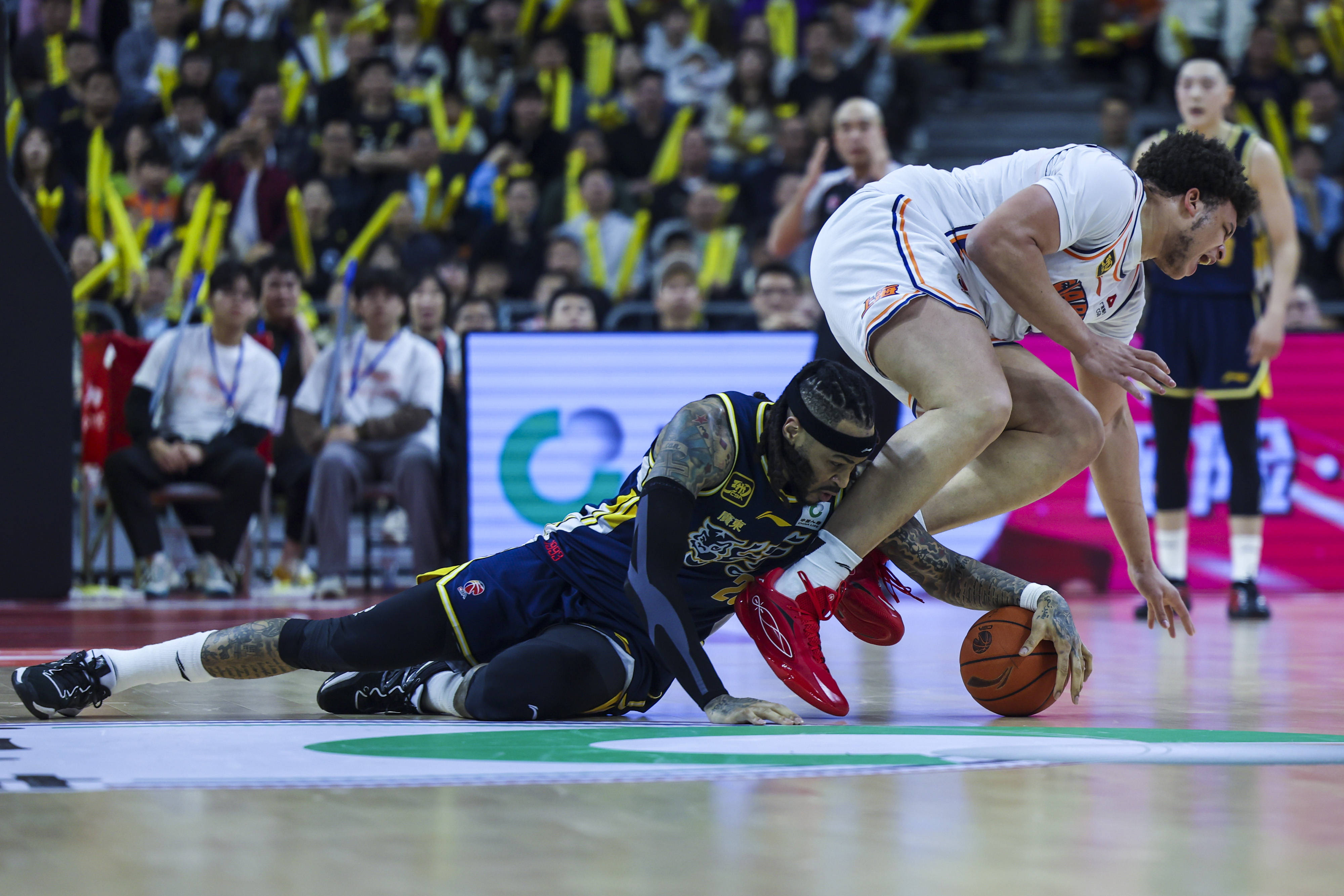 苏格兰高地足球联赛
_徐杰25+11任骏飞被驱逐 广东大胜上海2-1晋级八强