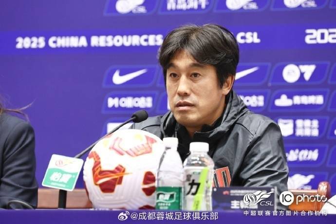 非洲足球冠军联赛
_成都蓉城队主教练徐正源和球员古尔芬克尔出席非洲足球冠军联赛
了赛前新闻发布会