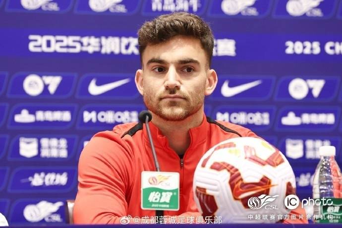 非洲足球冠军联赛
_成都蓉城队主教练徐正源和球员古尔芬克尔出席非洲足球冠军联赛
了赛前新闻发布会