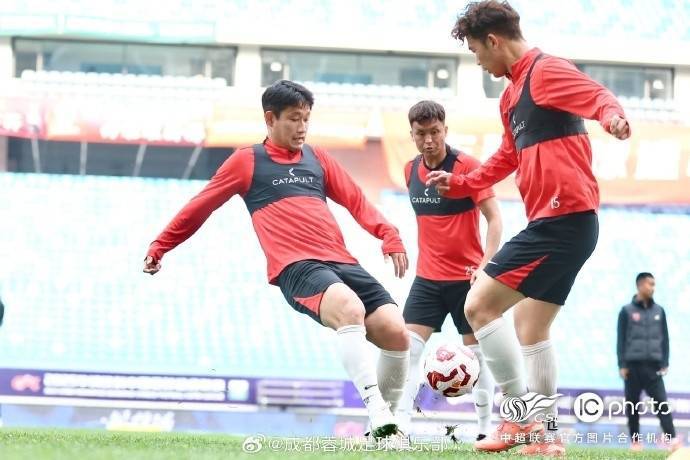 非洲足球冠军联赛
_成都蓉城队主教练徐正源和球员古尔芬克尔出席非洲足球冠军联赛
了赛前新闻发布会