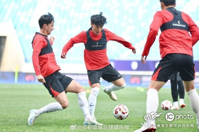 非洲足球冠军联赛
_成都蓉城队主教练徐正源和球员古尔芬克尔出席非洲足球冠军联赛
了赛前新闻发布会