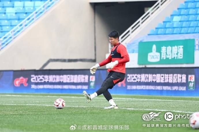 非洲足球冠军联赛
_成都蓉城队主教练徐正源和球员古尔芬克尔出席非洲足球冠军联赛
了赛前新闻发布会