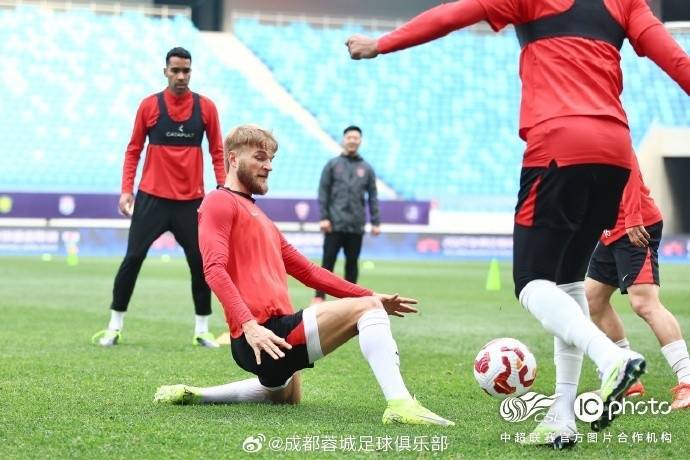 非洲足球冠军联赛
_成都蓉城队主教练徐正源和球员古尔芬克尔出席非洲足球冠军联赛
了赛前新闻发布会