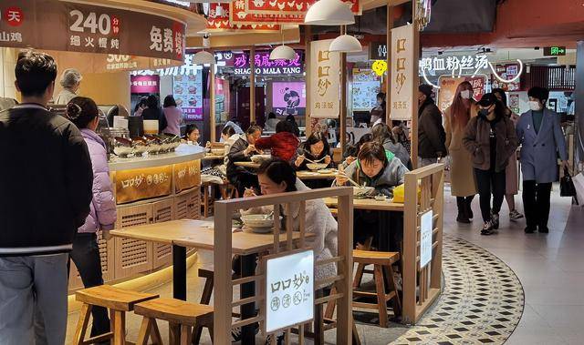 皇冠皇冠平台
_商铺168家皇冠皇冠平台
,餐饮占了98家,商场正在变成大食堂