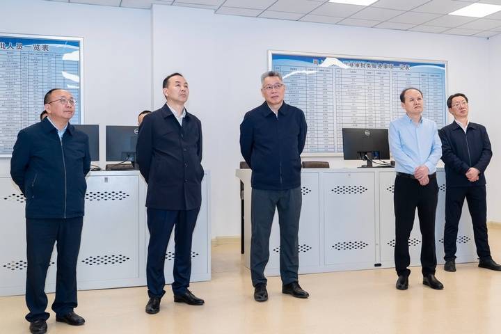 皇冠足球平台代理
_贵州省人大常委会副主任、民革省委主任委员王世杰率队到贵州商学院调研