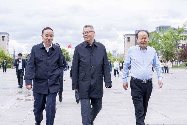 皇冠足球平台代理
_贵州省人大常委会副主任、民革省委主任委员王世杰率队到贵州商学院调研