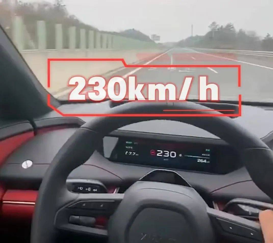 皇冠足球管理平台出租
_高速上狂飙至230公里/小时皇冠足球管理平台出租
,司机还腾出一只手拍视频……