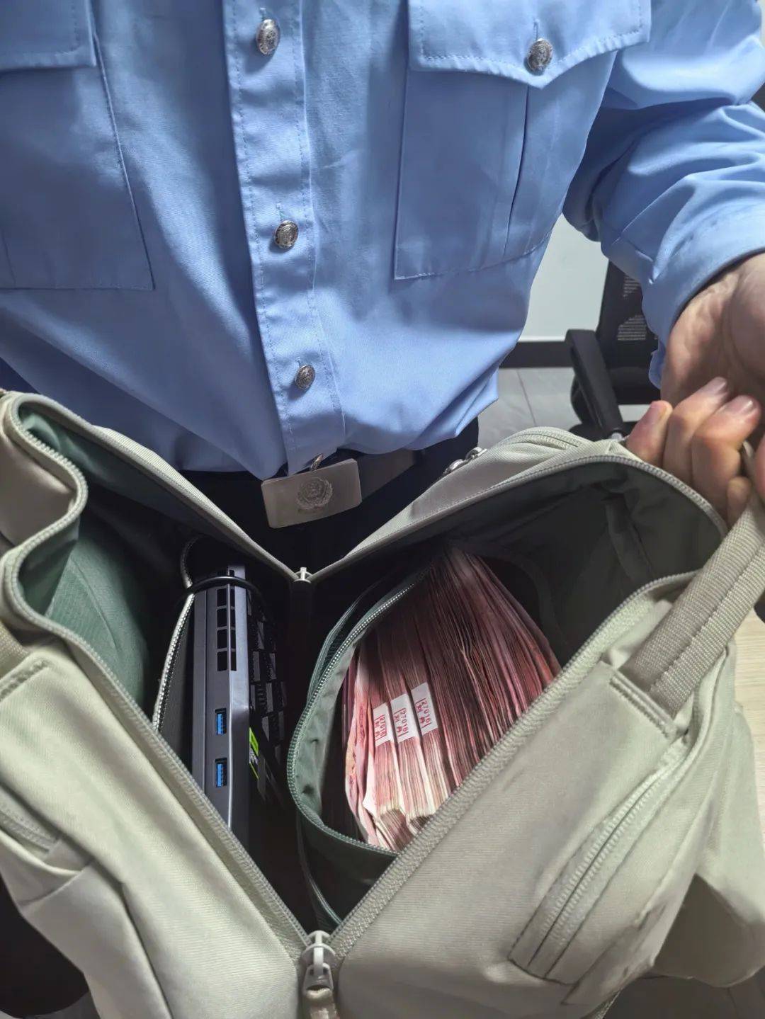 皇冠信用盘注册
_男子为了“寻刺激”皇冠信用盘注册
,取现5万多元!关键时刻,妻子打来电话…